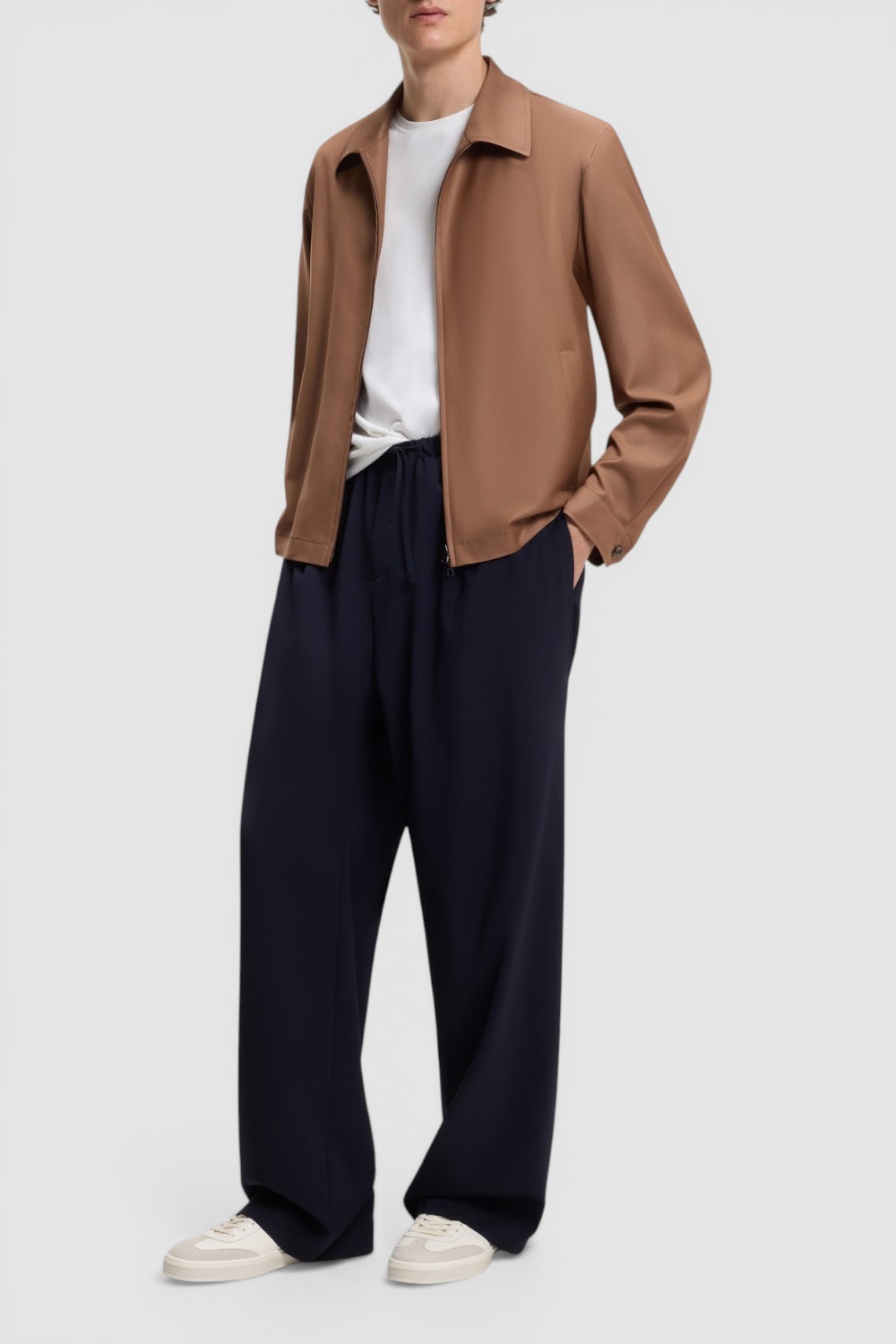 תמונת כל הלוק של נעלי סניקרס בקהאם